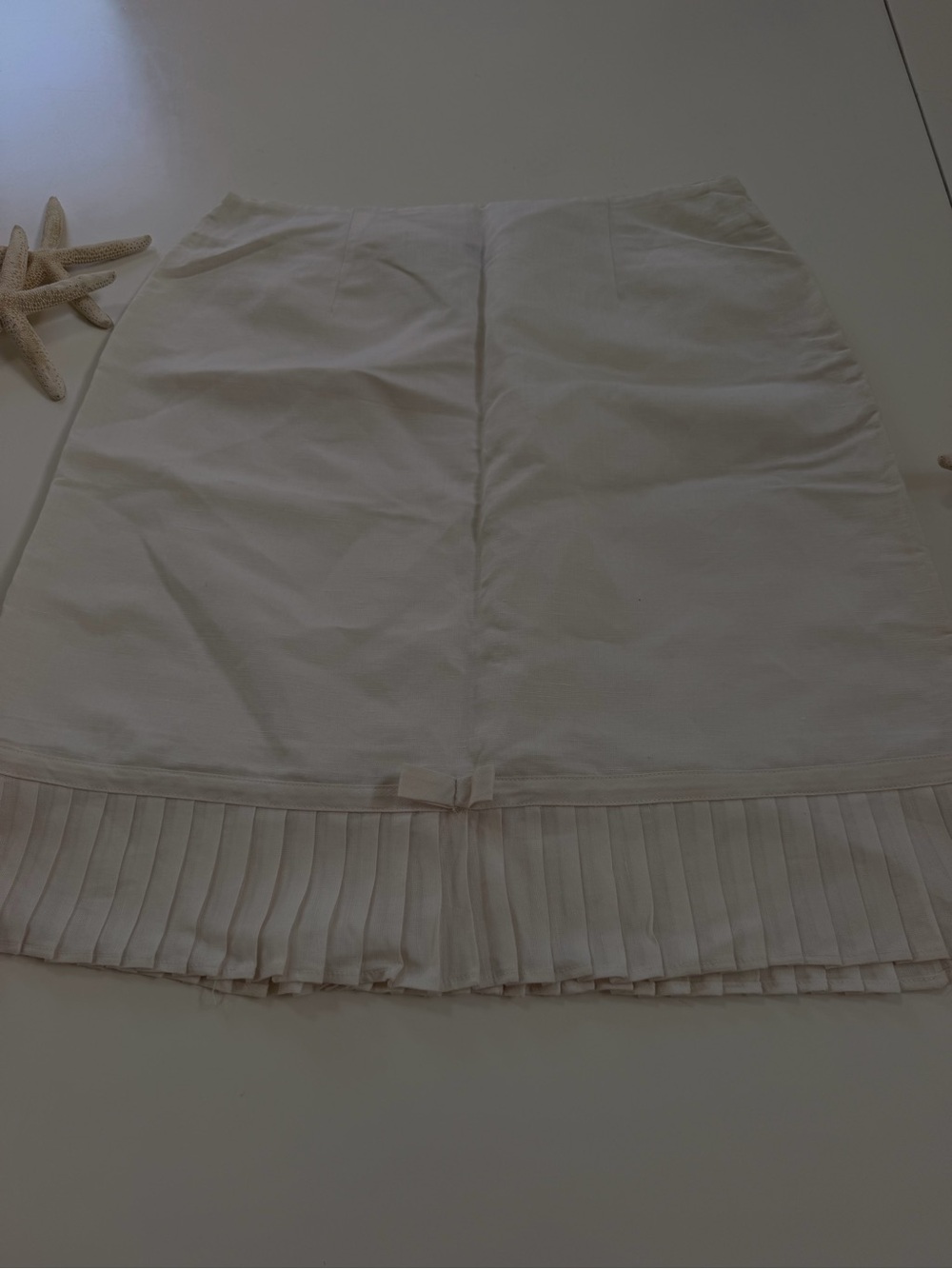 Larry Levine linen Women's Cream Pleated Hem Skirt